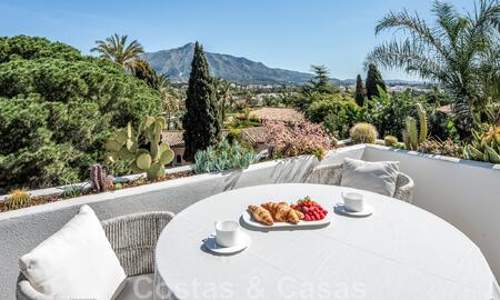 Vrijstaande mediterrane villa te koop op loopafstand van voorzieningen met uitzicht op de golfvallei en berglandschap in Nueva Andalucia, Marbella 47544