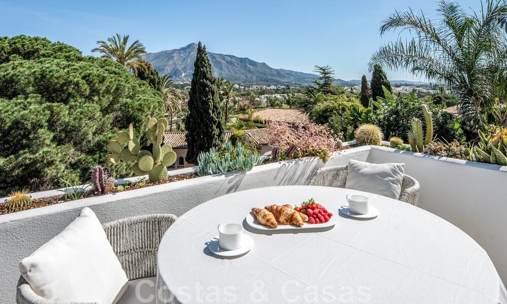 Vrijstaande mediterrane villa te koop op loopafstand van voorzieningen met uitzicht op de golfvallei en berglandschap in Nueva Andalucia, Marbella 47544
