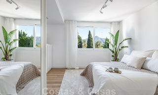 Vrijstaande mediterrane villa te koop op loopafstand van voorzieningen met uitzicht op de golfvallei en berglandschap in Nueva Andalucia, Marbella 47546 