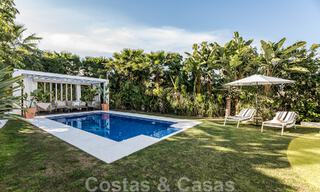 Vrijstaande mediterrane villa te koop op loopafstand van voorzieningen met uitzicht op de golfvallei en berglandschap in Nueva Andalucia, Marbella 47552 