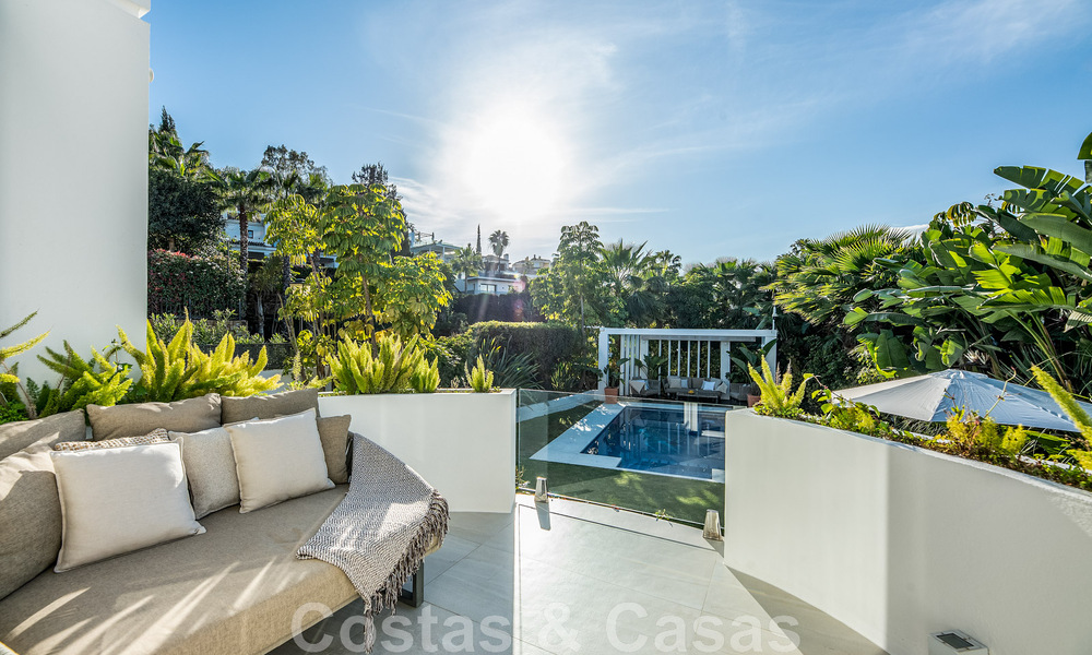 Vrijstaande mediterrane villa te koop op loopafstand van voorzieningen met uitzicht op de golfvallei en berglandschap in Nueva Andalucia, Marbella 47554