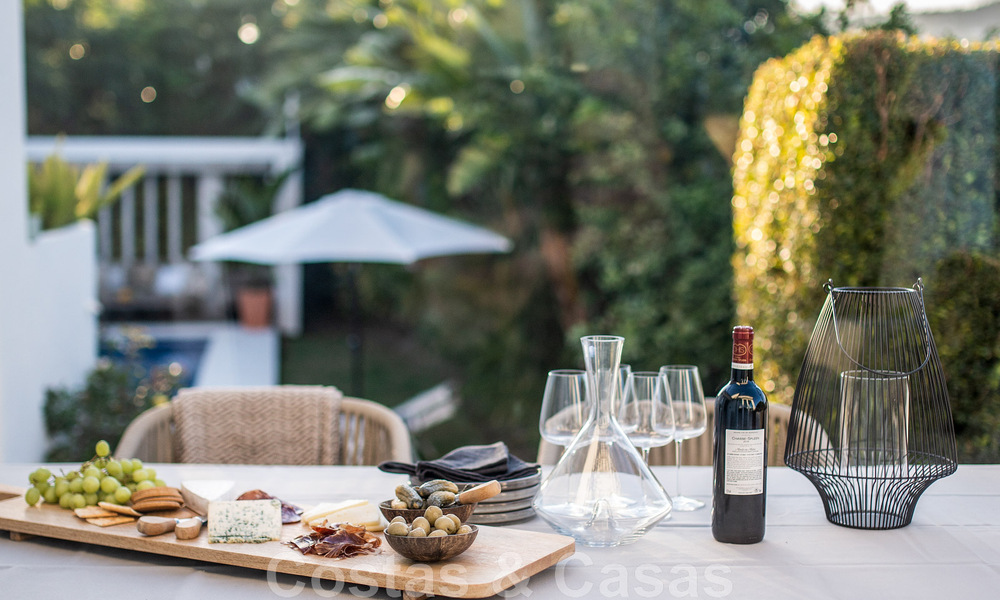 Vrijstaande mediterrane villa te koop op loopafstand van voorzieningen met uitzicht op de golfvallei en berglandschap in Nueva Andalucia, Marbella 47555