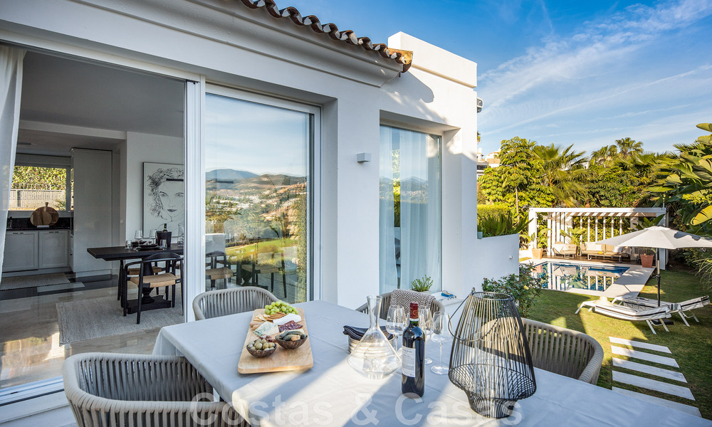 Vrijstaande mediterrane villa te koop op loopafstand van voorzieningen met uitzicht op de golfvallei en berglandschap in Nueva Andalucia, Marbella 47556