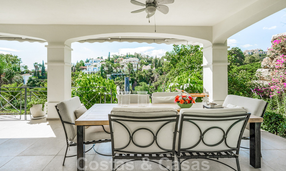 Charmante, Andalusische villa te koop met rustgevend uitzicht op de golfbanen in een begeerde woonwijk in La Quinta, Benahavis - Marbella 47702