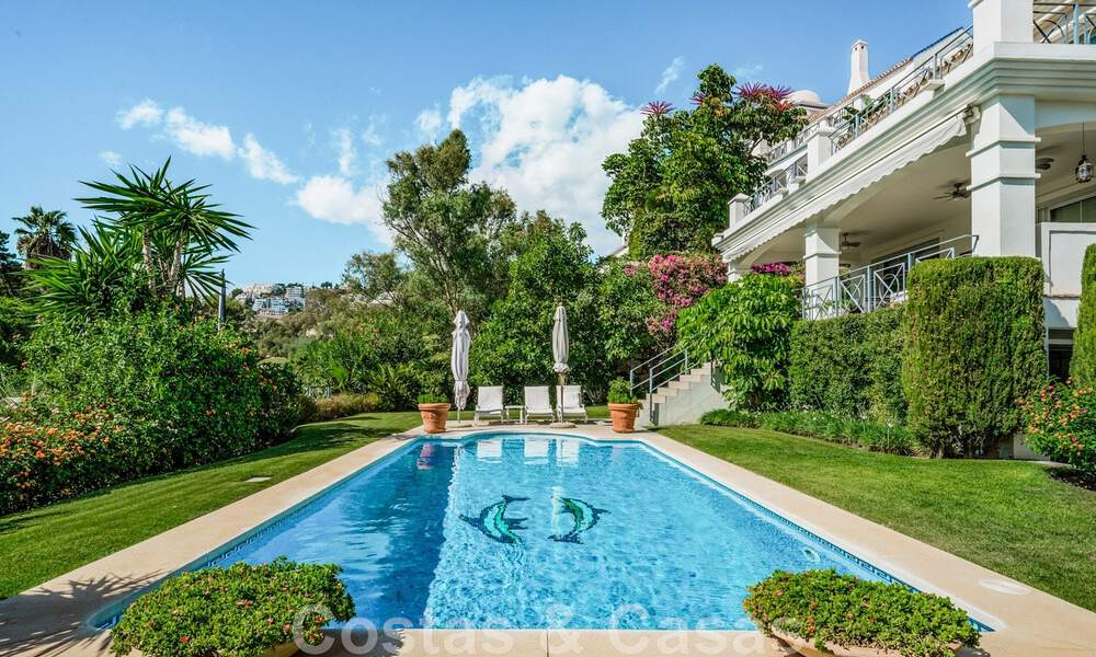 Charmante, Andalusische villa te koop met rustgevend uitzicht op de golfbanen in een begeerde woonwijk in La Quinta, Benahavis - Marbella 47703