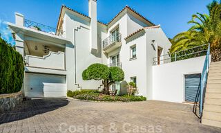 Charmante, Andalusische villa te koop met rustgevend uitzicht op de golfbanen in een begeerde woonwijk in La Quinta, Benahavis - Marbella 47704 