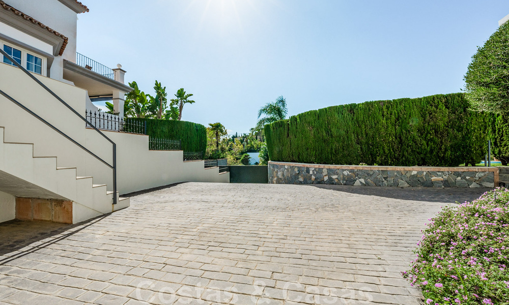 Charmante, Andalusische villa te koop met rustgevend uitzicht op de golfbanen in een begeerde woonwijk in La Quinta, Benahavis - Marbella 47705