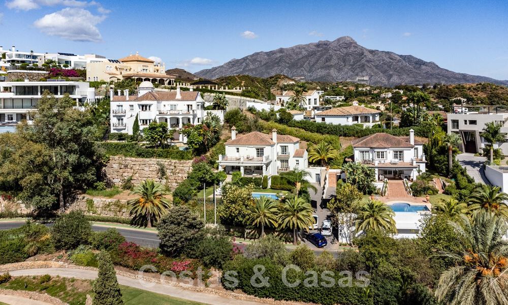 Charmante, Andalusische villa te koop met rustgevend uitzicht op de golfbanen in een begeerde woonwijk in La Quinta, Benahavis - Marbella 47712