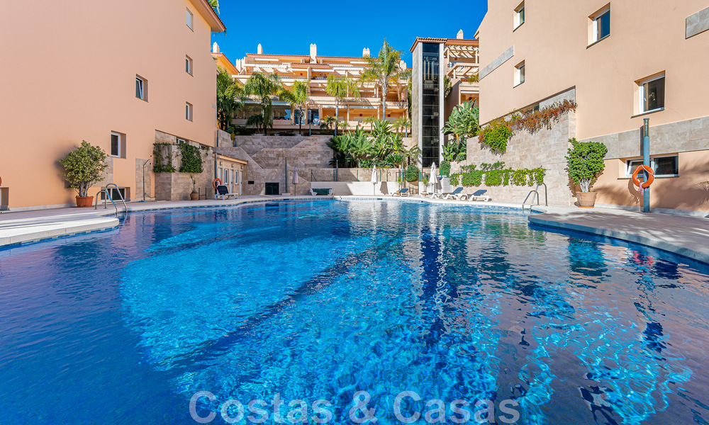 Ruim duplex, penthouse met ruime terrassen en de Middellandse Zee aan de horizon te koop in Nueva Andalucia, Marbella 48517