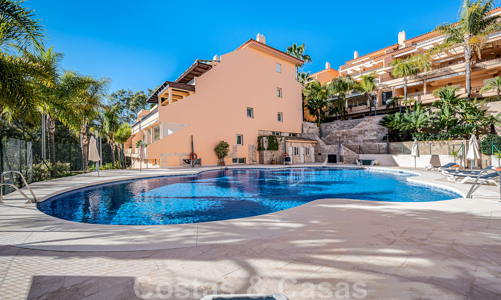 Ruim duplex, penthouse met ruime terrassen en de Middellandse Zee aan de horizon te koop in Nueva Andalucia, Marbella 48518