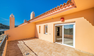 Ruim duplex, penthouse met ruime terrassen en de Middellandse Zee aan de horizon te koop in Nueva Andalucia, Marbella 48524 