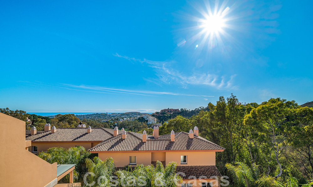 Ruim duplex, penthouse met ruime terrassen en de Middellandse Zee aan de horizon te koop in Nueva Andalucia, Marbella 48525