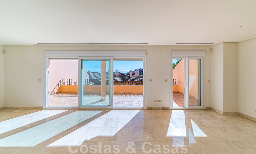 Ruim duplex, penthouse met ruime terrassen en de Middellandse Zee aan de horizon te koop in Nueva Andalucia, Marbella 48526