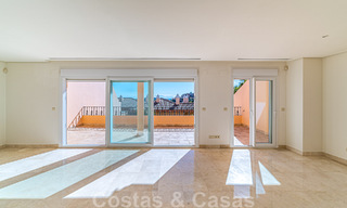 Ruim duplex, penthouse met ruime terrassen en de Middellandse Zee aan de horizon te koop in Nueva Andalucia, Marbella 48526 