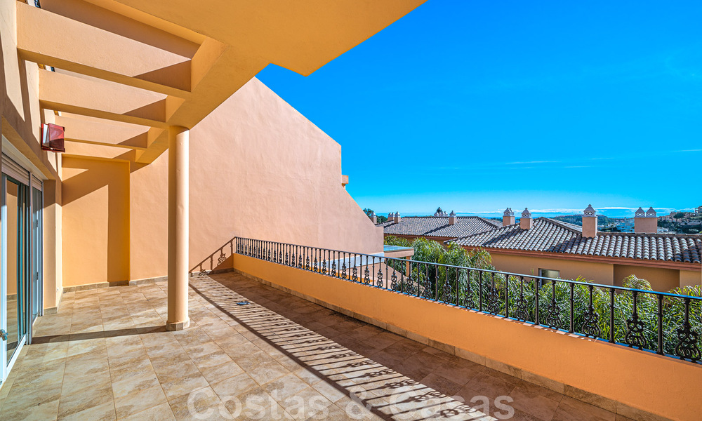 Ruim duplex, penthouse met ruime terrassen en de Middellandse Zee aan de horizon te koop in Nueva Andalucia, Marbella 48527