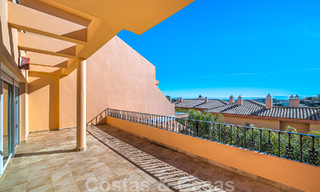 Ruim duplex, penthouse met ruime terrassen en de Middellandse Zee aan de horizon te koop in Nueva Andalucia, Marbella 48527 