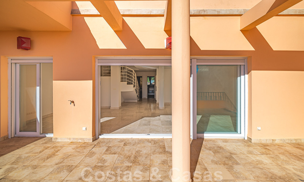 Ruim duplex, penthouse met ruime terrassen en de Middellandse Zee aan de horizon te koop in Nueva Andalucia, Marbella 48530