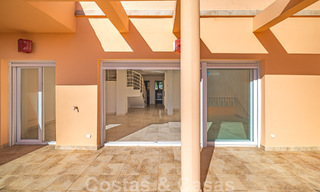 Ruim duplex, penthouse met ruime terrassen en de Middellandse Zee aan de horizon te koop in Nueva Andalucia, Marbella 48530 