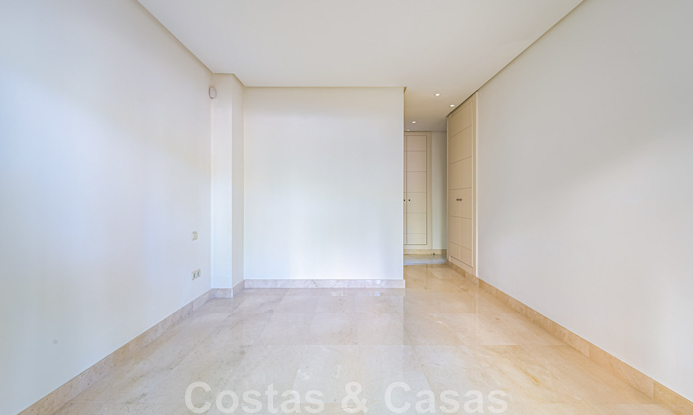 Ruim duplex, penthouse met ruime terrassen en de Middellandse Zee aan de horizon te koop in Nueva Andalucia, Marbella 48535