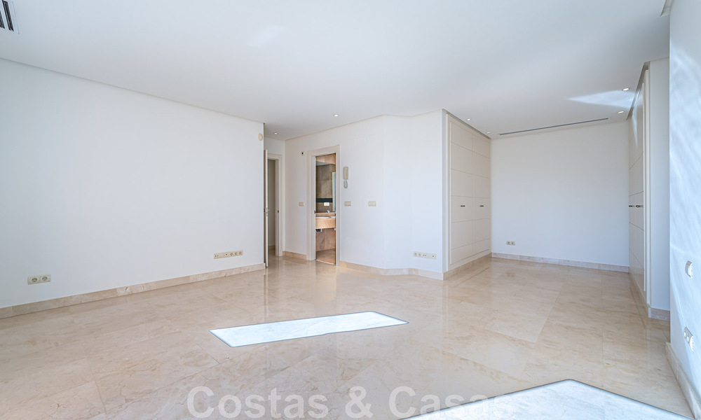 Ruim duplex, penthouse met ruime terrassen en de Middellandse Zee aan de horizon te koop in Nueva Andalucia, Marbella 48541