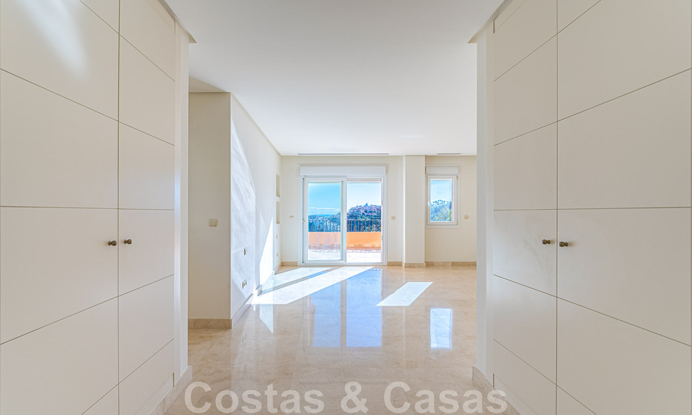 Ruim duplex, penthouse met ruime terrassen en de Middellandse Zee aan de horizon te koop in Nueva Andalucia, Marbella 48542