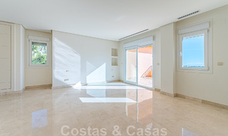 Ruim duplex, penthouse met ruime terrassen en de Middellandse Zee aan de horizon te koop in Nueva Andalucia, Marbella 48544 
