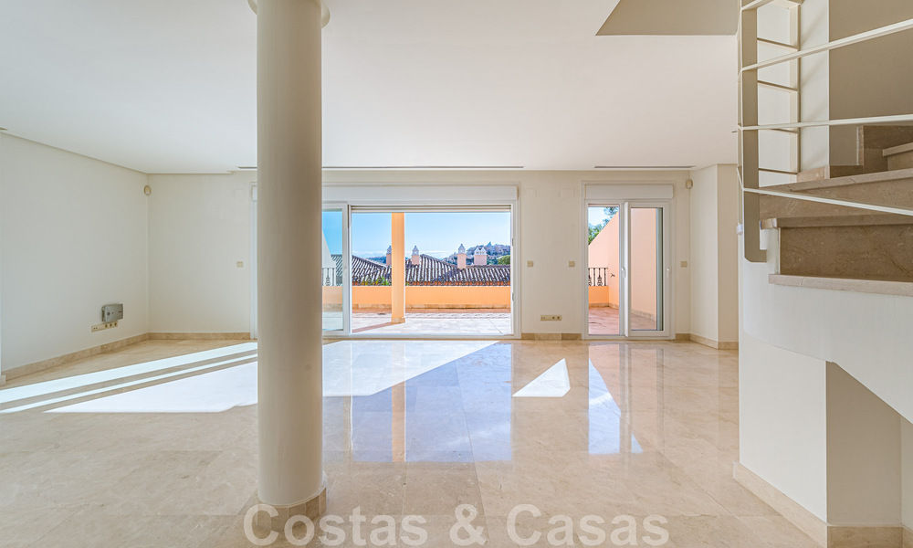 Ruim duplex, penthouse met ruime terrassen en de Middellandse Zee aan de horizon te koop in Nueva Andalucia, Marbella 48552