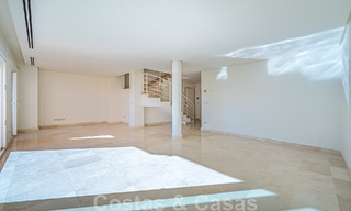 Ruim duplex, penthouse met ruime terrassen en de Middellandse Zee aan de horizon te koop in Nueva Andalucia, Marbella 48553 