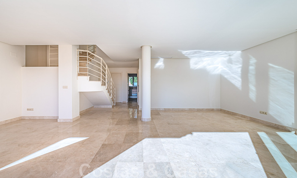 Ruim duplex, penthouse met ruime terrassen en de Middellandse Zee aan de horizon te koop in Nueva Andalucia, Marbella 48554