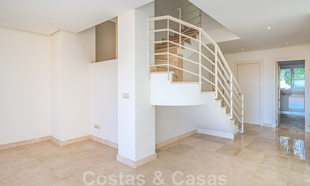 Ruim duplex, penthouse met ruime terrassen en de Middellandse Zee aan de horizon te koop in Nueva Andalucia, Marbella 48555