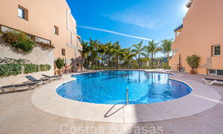 Ruim duplex, penthouse met ruime terrassen en de Middellandse Zee aan de horizon te koop in Nueva Andalucia, Marbella 48558 