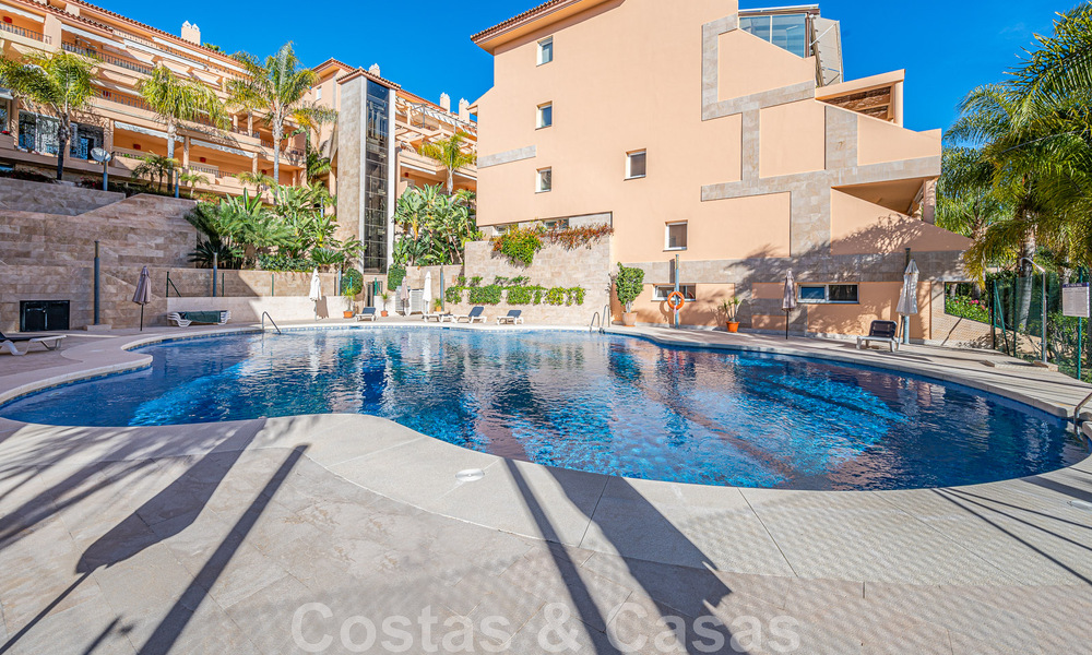 Ruim duplex, penthouse met ruime terrassen en de Middellandse Zee aan de horizon te koop in Nueva Andalucia, Marbella 48559