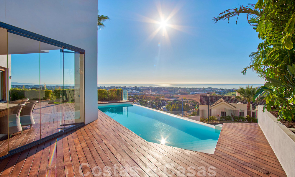 Gerenoveerde villa in moderne stijl te koop met schitterend zeezicht in een gated community in Marbella - Benahavis 48350