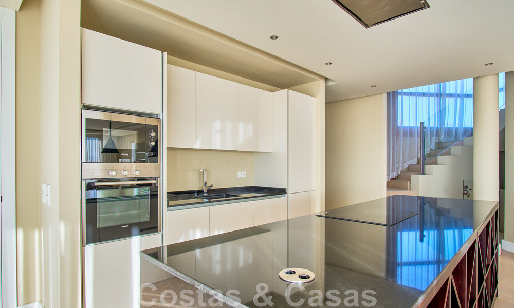 Gerenoveerde villa in moderne stijl te koop met schitterend zeezicht in een gated community in Marbella - Benahavis 48353