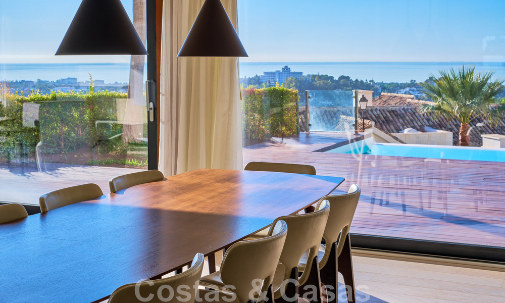 Gerenoveerde villa in moderne stijl te koop met schitterend zeezicht in een gated community in Marbella - Benahavis 48355