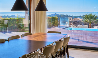 Gerenoveerde villa in moderne stijl te koop met schitterend zeezicht in een gated community in Marbella - Benahavis 48355 