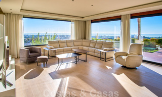 Gerenoveerde villa in moderne stijl te koop met schitterend zeezicht in een gated community in Marbella - Benahavis 48356 