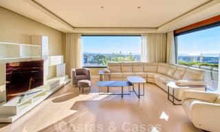 Gerenoveerde villa in moderne stijl te koop met schitterend zeezicht in een gated community in Marbella - Benahavis 48357 