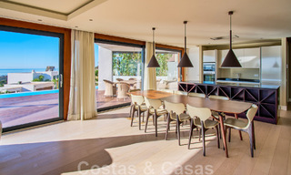 Gerenoveerde villa in moderne stijl te koop met schitterend zeezicht in een gated community in Marbella - Benahavis 48358 
