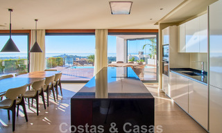 Gerenoveerde villa in moderne stijl te koop met schitterend zeezicht in een gated community in Marbella - Benahavis 48359 