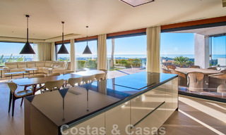 Gerenoveerde villa in moderne stijl te koop met schitterend zeezicht in een gated community in Marbella - Benahavis 48360 