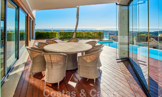 Gerenoveerde villa in moderne stijl te koop met schitterend zeezicht in een gated community in Marbella - Benahavis 48361 