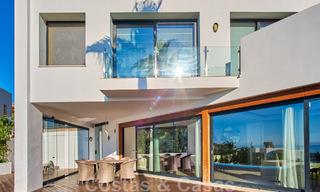 Gerenoveerde villa in moderne stijl te koop met schitterend zeezicht in een gated community in Marbella - Benahavis 48362 