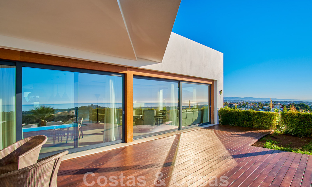 Gerenoveerde villa in moderne stijl te koop met schitterend zeezicht in een gated community in Marbella - Benahavis 48363