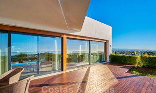 Gerenoveerde villa in moderne stijl te koop met schitterend zeezicht in een gated community in Marbella - Benahavis 48363 