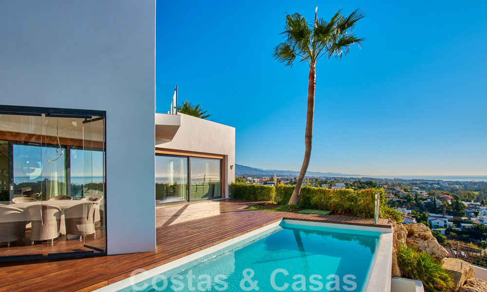 Gerenoveerde villa in moderne stijl te koop met schitterend zeezicht in een gated community in Marbella - Benahavis 48364