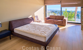 Gerenoveerde villa in moderne stijl te koop met schitterend zeezicht in een gated community in Marbella - Benahavis 48366 