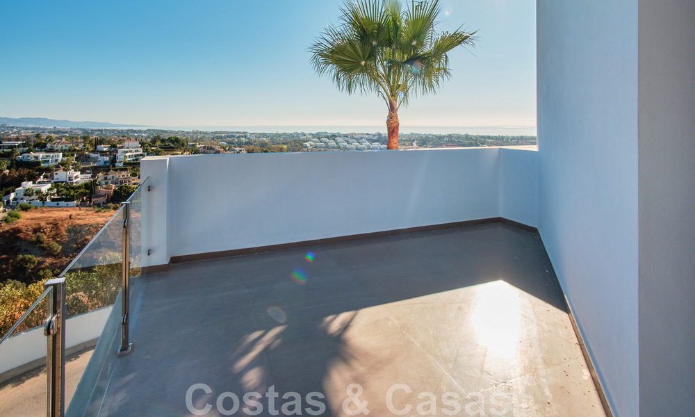 Gerenoveerde villa in moderne stijl te koop met schitterend zeezicht in een gated community in Marbella - Benahavis 48375