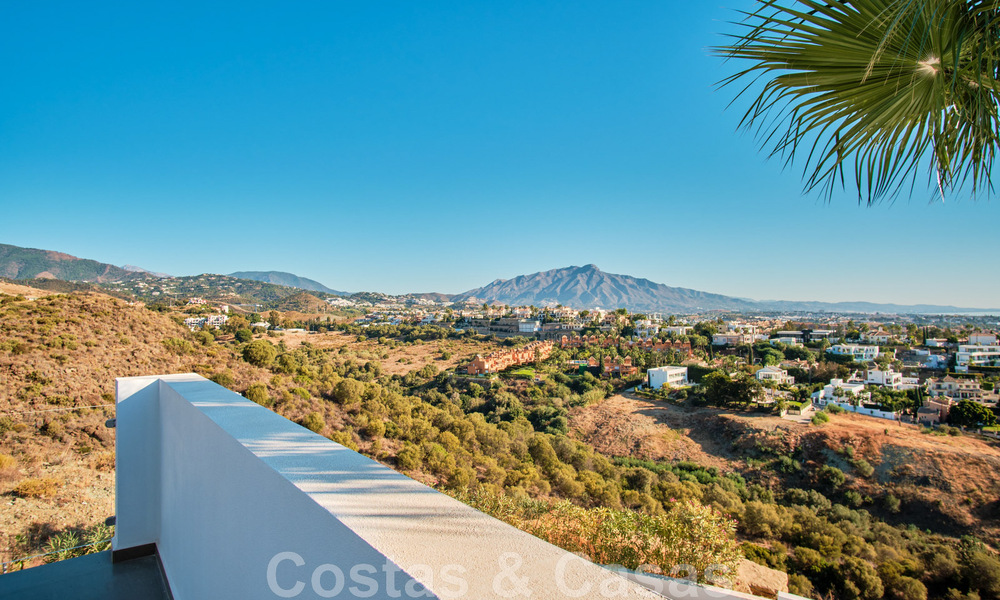 Gerenoveerde villa in moderne stijl te koop met schitterend zeezicht in een gated community in Marbella - Benahavis 48376