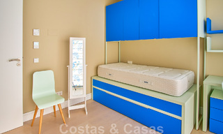 Gerenoveerde villa in moderne stijl te koop met schitterend zeezicht in een gated community in Marbella - Benahavis 48377 